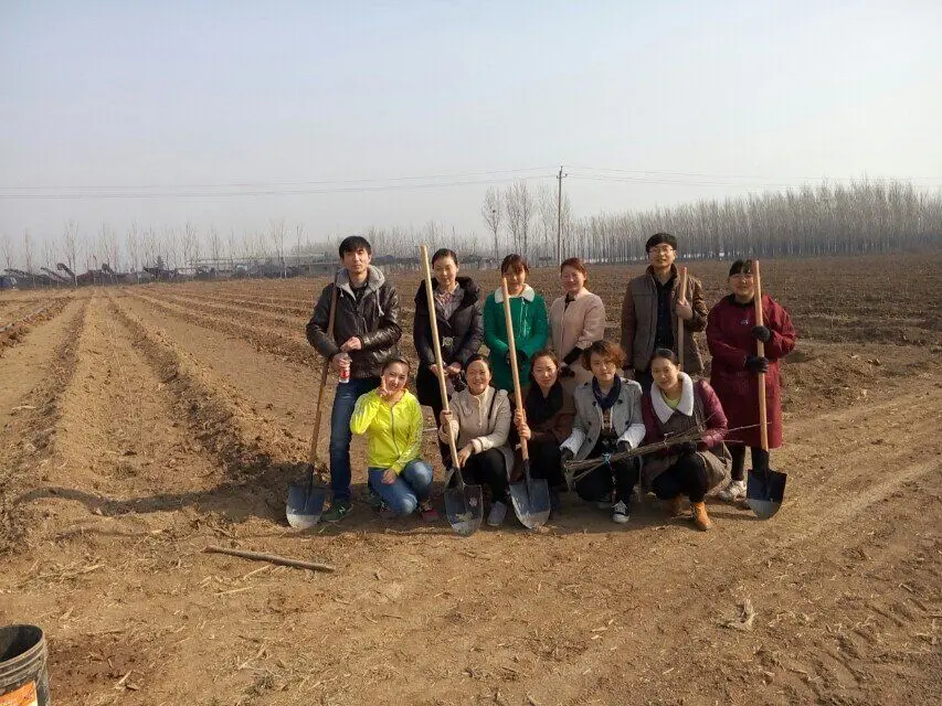 博農(nóng)集團(tuán)領(lǐng)導(dǎo)、基層黨政負(fù)責(zé)人等同志積極參加植樹活動(dòng)